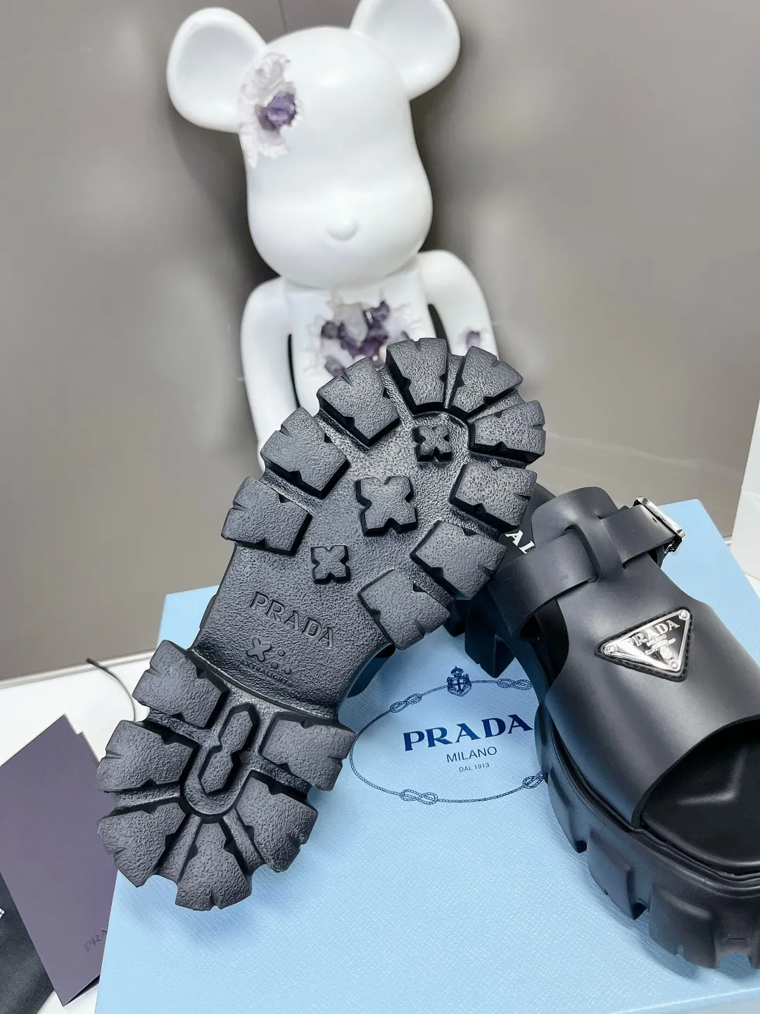 👟👟Ex-factory price 460👟👟 Super popular prada 2023 latest spring and summer zigzag Roman braid ultra-light thick-soled rubber sandals E64. Retro, fashionable and avant-garde gears with 55mm thick soles and rubber uppers make the whole pair of shoes light and comfortable. Bright colors provide a variety of choices for fashionable people with different styles! The iconic metal triangle logo is paired with the shape of ancient beach sandals. Every design element is fashionable! Code number 35-40